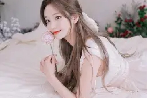 54岁杨钰莹穿牛仔外套+碎花裙好洋气差点认不出